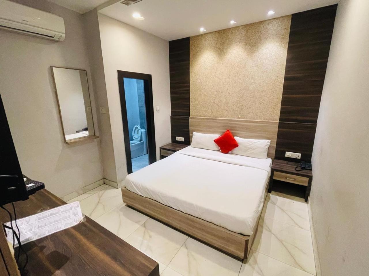 Hotel Megha Inn Lucknow Dış mekan fotoğraf